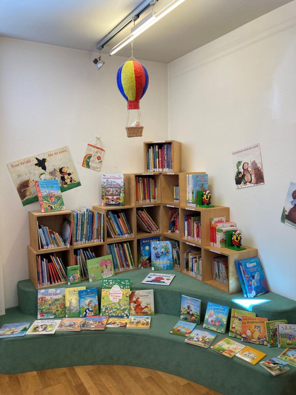 Kinderbücher-Treppe ÖB Söll
