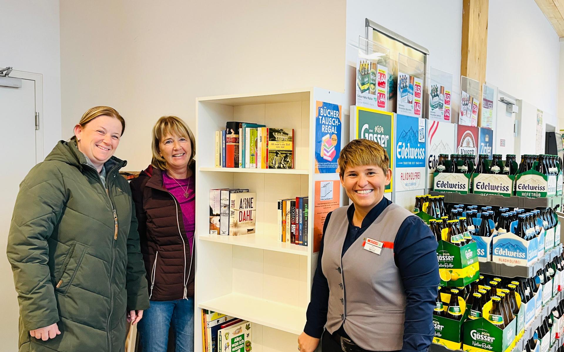 Bücher-Tauschregal bei SPAR Wallner in Söll